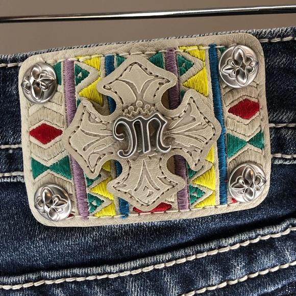 Miss Me Boho Aztec Embroidered Signature Denim Jean Shorts Size 27 Raw Hem - Picture 5 of 11